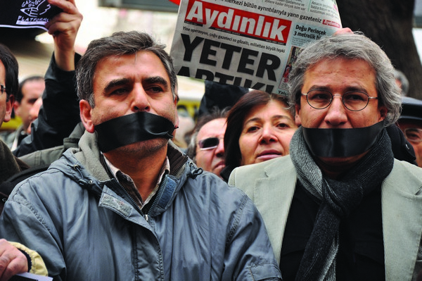 Gazetecilere yönelik tutuklamalar protesto edildi
