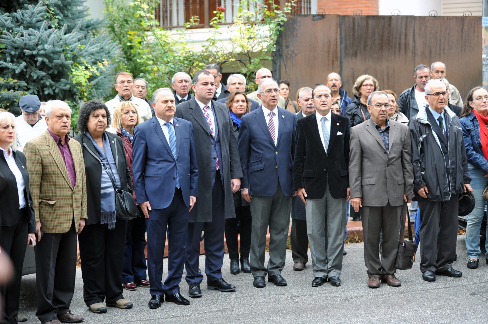 CUMHURIYET GAZETESI YAZARI PROF. DR. AHMET TANER KISLALI EVININ ONUNDE KATLEDISILININ 16. YILINDA ANILDI. TORENE ESI NILUFER KISLALI, CHP ANKARA MILLETVEKILLERI LEVENT GOK ILE SENAL SARIHAN, CUMHURIYET YAZARI ISIK KANSU VE COK SAYIDA YURTTAS KATILDI. 21.10.2015 - (NECATI SAVAS / ANKARA)