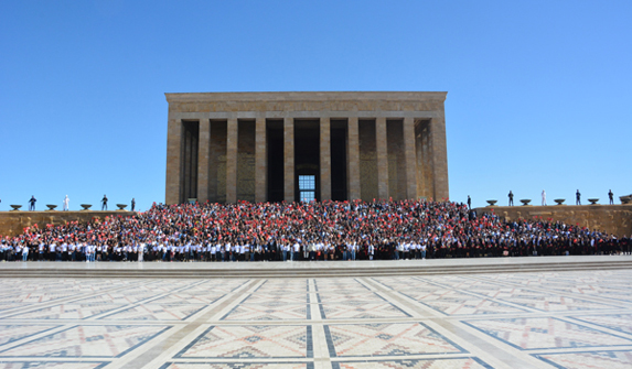 Ankara Üniversitesi yeni öğrencileriyle Anıtkabir’deydi