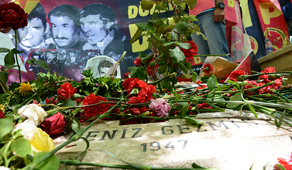 Gezmiş, Aslan, İnan mezarları başında anıldı… CHP lideri Özel: “Onların yürüyüşü Gazi Mustafa Kemal Atatürk’ün yürüyüşüdür”