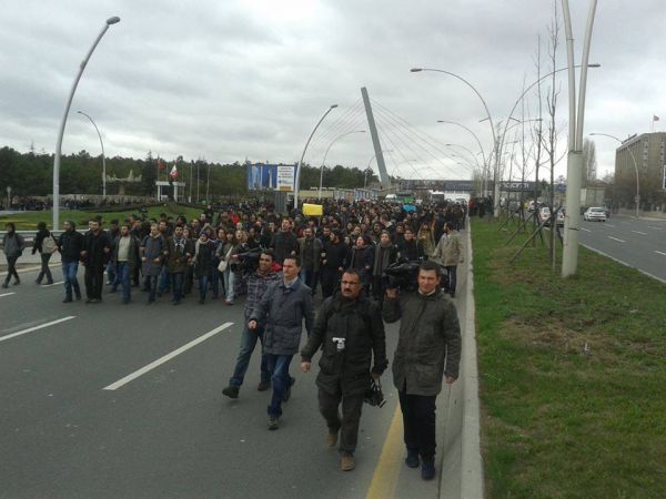 Eskişehir Yolu'nda 10.000 den fazla ODTÜ'lü Kızılay'a yürüdü.