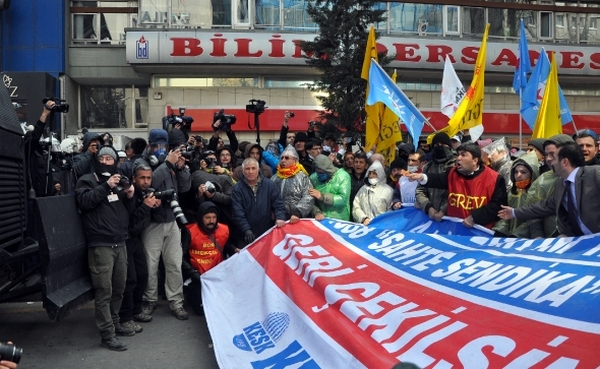 4+4+4 yasa teklifini protesto eden KESK'lilere polis müdahale etti.