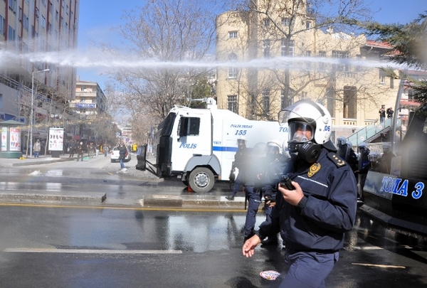 10-444-protestosuna-polis-mudahale-etti