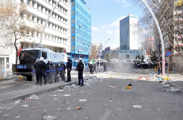 Eylemcilerin taş, şişe ve sopa attıkları gösteride polis, tazyikli su ve biber gazıyla müdahale etti.