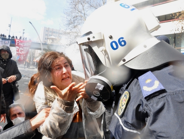 Müdahale sırasında çevredeki vatandaşlarda biber gazından etkilendi.