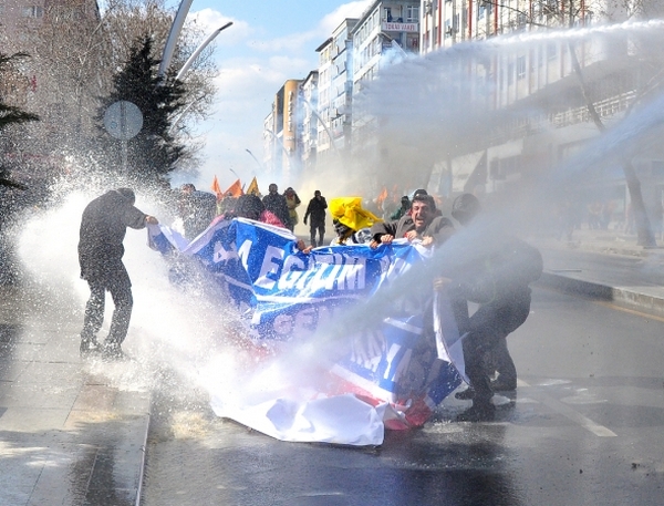 9-444-protestosuna-polis-mudahale-etti