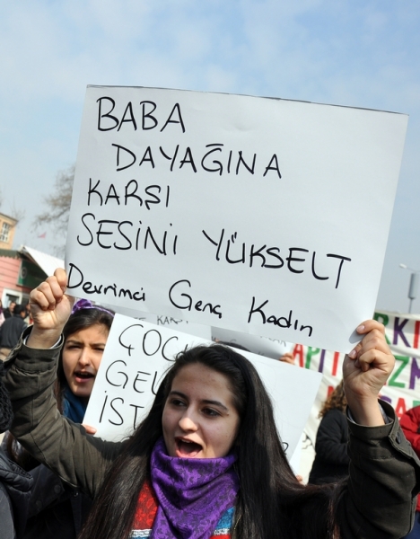  Kadına yönelik cinsel, ulusal, sınıfsal sömürüye tepki gösteren kadınlar, Ankara Kolej Meydanı’nda toplanarak Ziya Gökalp Caddesi’ne yürüdü.