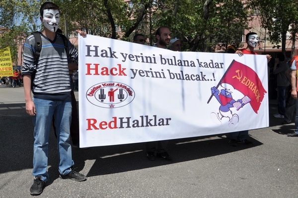 Yaptığı emekten yana “sanal” eylemlerle adından söz ettiren RedHack de 1 Mayıs’taydı.