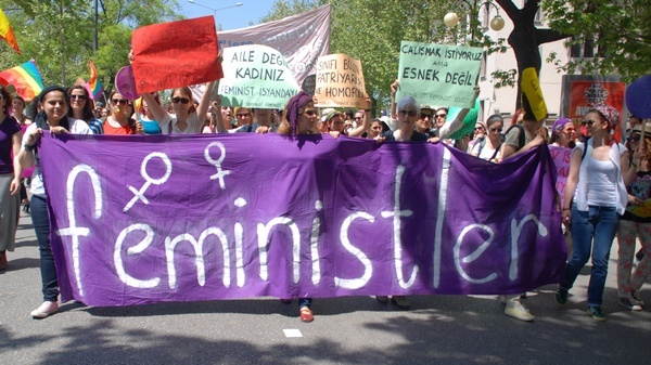 Feministler, mor pankartlarıyla geldiler.