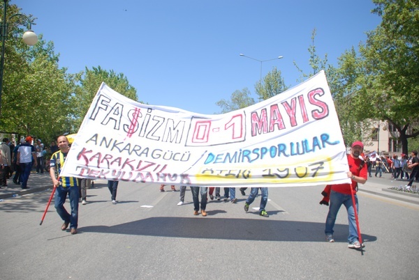 Taraftarlar, “sahalarda görmek istediğimiz birlik ve beraberliği” 1 Mayıs alanında yaşattılar.