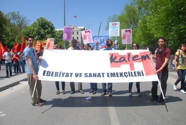 Edebiyatçılar da 1 Mayıs’ta pankart açtı.