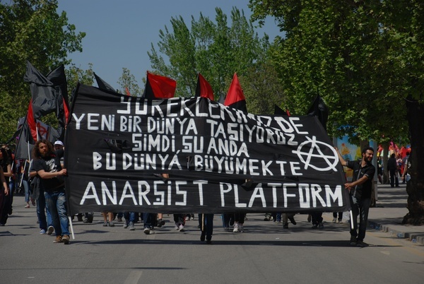Anarşist grupların 1 Mayıs’a katılımı yüksek oldu.