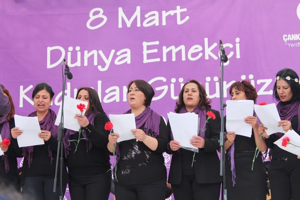 Çankaya Belediye Başkanı Bülent Tanık’ın verdiği kırmızı karanfillerle sahneye çıkan belediyeye bağlı kadın temizlik işçileri, çeşitli türküler seslendirdi. 