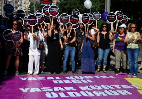 Ankaralı kadınlar kürtajın yasaklanmasını öngören yasa tasarısına tepki göstermek için Kolej Meydanı'na yürüdü.