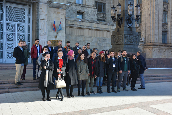 Gazeteciler Dışişleri Bakanlığı önünde hatıra fotoğrafı çektirdi.