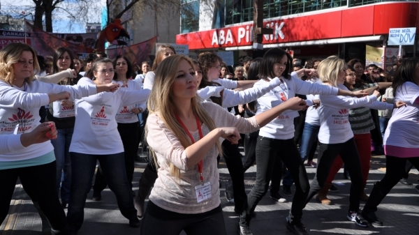14 Şubat Sevgililer Günü dolayısıyla 200 ülkede eşzamanlı olarak gerçekleştirilen etkinliğe katılan kadınlar, Karanfil Sokak'ta Break The Chain (Kır Zincilerini) şarkısıyla aynı kareografide dans etti.