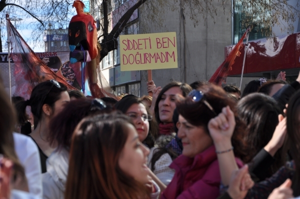 Organizasyonu gerçekleştiren gönüllü kadınlar, el ilanlarını dağıtırken bile şiddete maruz kaldıklarını ve dans ettikleri için ayıplandıklarını söylediler.