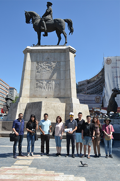 Gezinin ikinci gününde ilk durak Ulus’tu. Koreli öğrenciler, Cumhuriyet dönemi binalarını gezdi.
