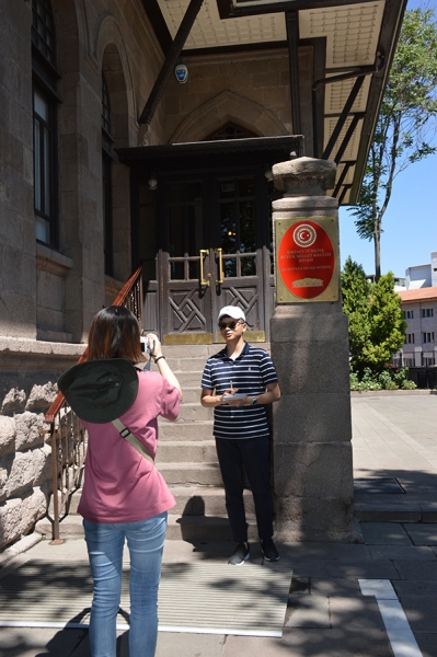 Öğrenciler, Birinci Türkiye Büyük Millet Meclisi Kurtuluş Savaşı Müzesi hakkında bilgi videosu çekti.