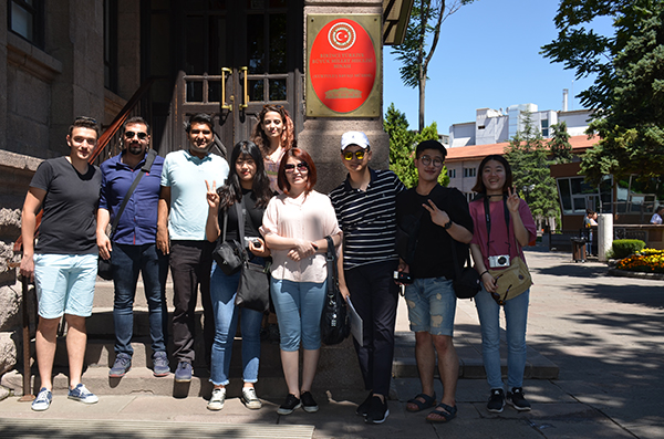 Koreli öğrenciler, GÖRÜNÜM ve İLEFANKARA’yla birlikte Birinci Türkiye Büyük Millet Meclisi Kurtuluş Savaşı Müzesi’nin önünde.