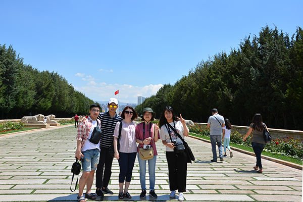 Koreli öğrenciler, hocaları Bibigul Ospanaliyeva ile Aslanlı Yol’da hatıra fotoğrafı çektirdi.