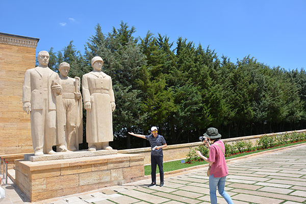 Üniversitelerinde yakın Türkiye tarihiyle ilgili sunum yapacak öğrenciler, ziyaret esnasında fotoğraf ve video çekti.