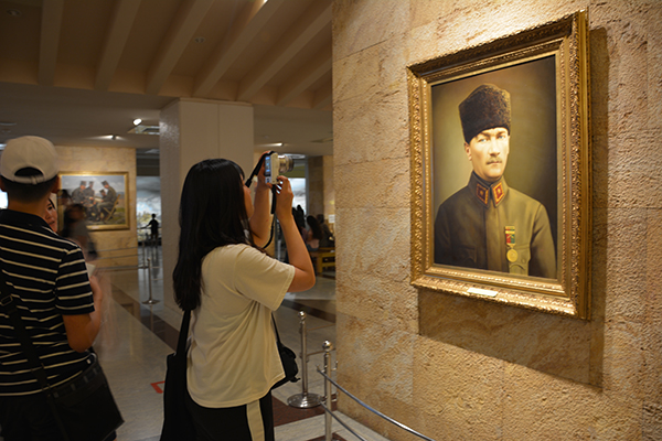 Atatürk’ün hayatı ve özel eşyalar gezi boyunca ilgi odağındaydı.