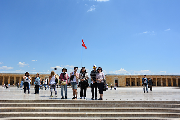 Gezinin ilk günü, Anıtkabir’in çeşitli noktalarında hatıra fotoğrafı çekilmesiyle sonlandı.