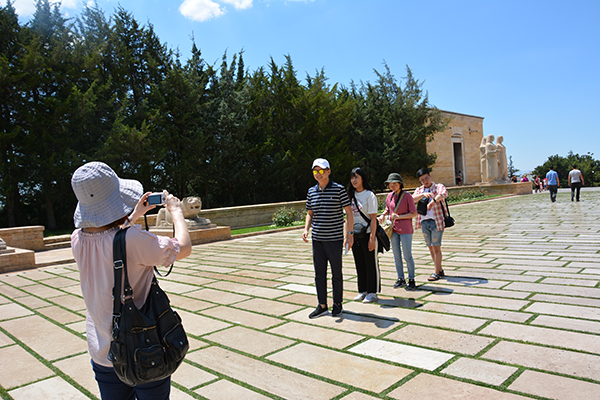 Gezinin ilk günü, Anıtkabir’in çeşitli noktalarında hatıra fotoğrafı çekilmesiyle sonlandı.