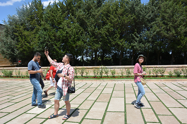 Gezinin ilk günü, Anıtkabir’in çeşitli noktalarında hatıra fotoğrafı çekilmesiyle sonlandı.