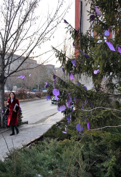 Kadınlar 8 Mart Dünya Emekçi Kadınlar Günü’nde isteklerini dilek ağacına astı.