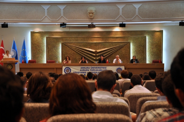 Ankara Üniversitesi İletişim Fakültesi'ne 2012 yılında giriş yapan öğrenciler için Uyum dersi kapsamında fakülte tanıtımı gerçekleştirildi.