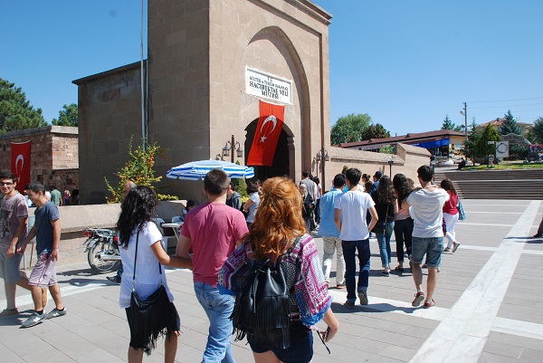 Daha önceden yayınlanan programın tersine ilk durak olarak Hacıbektaş Veli Müzesinde durduk.