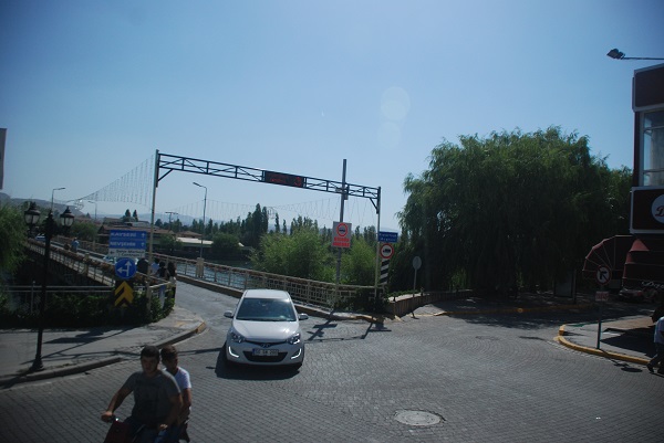 Sallanan köprüye bu kadar yakından geçip yavaşça uzaklaştık