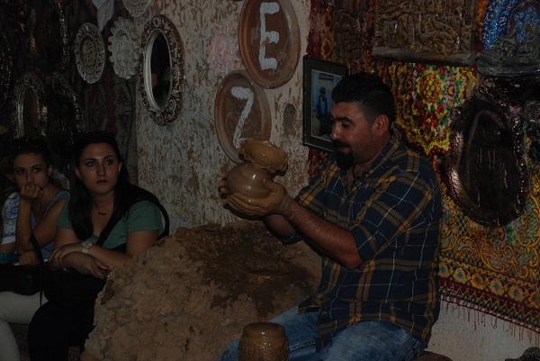 Ardından aletinin başına oturarak kısa bir gösteri yaptı.