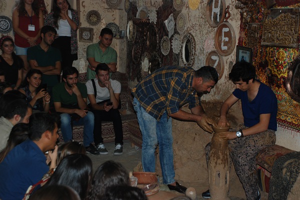 Öğrencilerden bir gönüllü isteyerek, çömleğin yapımının zorluğunu gösterdi.