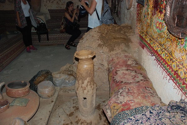 Aletin olduğu yerde bir delik bulunmakta, içindeki su ise çömlek yapmanın püf noktası.