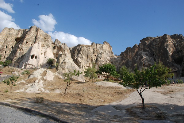 Devam ettikçe birçok kilise gözünüze ilişiyor.
