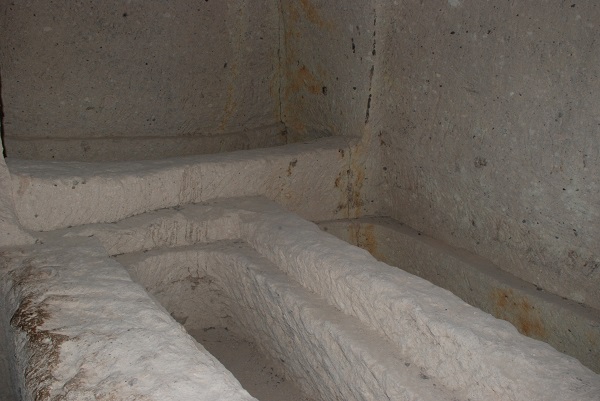 Mağaraların içlerindeyse resimler, iskeletler ve tabii ki mezarlar vardı.