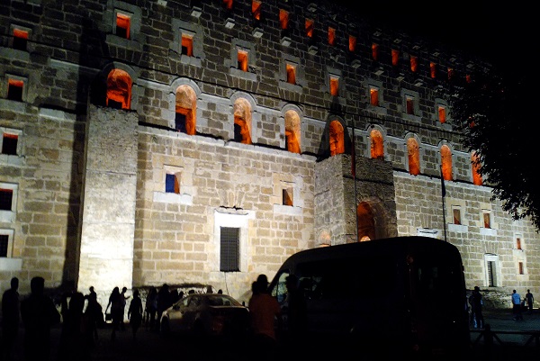 Aspendos’a gelince, beni garip bir heyecan sardı bu görkemli yapı karşısında.