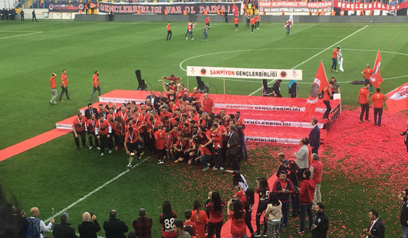 Gençler mağlup olmasına rağmen kupayı kaldırdı