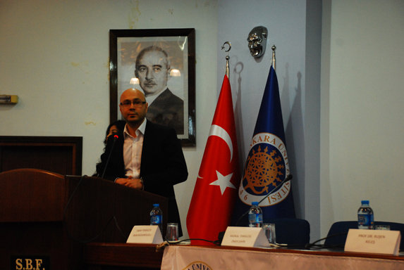 Topluluğun Danışman Hocası Yrd. Doç. Dr. Barış Övgün, Cumhurbaşkanı Gül açıklaması yapıyor. (Fotoğraf: Alkan Uçarsu)