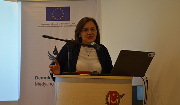 Çiğdem Toker: “Medya iktidarı denetlemiyor, onun propagandasını yapıyor”