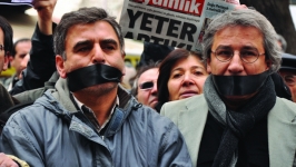 Gazetecilere yönelik tutuklamalar protesto edildi