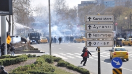 Polis, Berkin Elvan uğurlamasını gaza boğdu