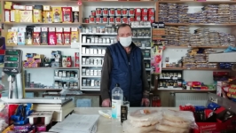 Kırk yıllık Yıldız Bakkaliyesinin sahibi Özdem: “Dükkana giren parası olmasa bile boş gönderilmez”