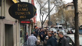 Kolonya kuyruğu bitmiyor