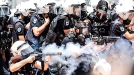 Polis yasaklanan ölümcül silah kullanıyor